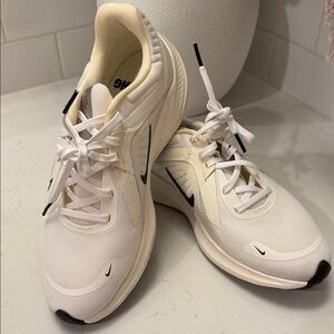 NWOT Nike Quest 05 Cream and Black Running Shoes
